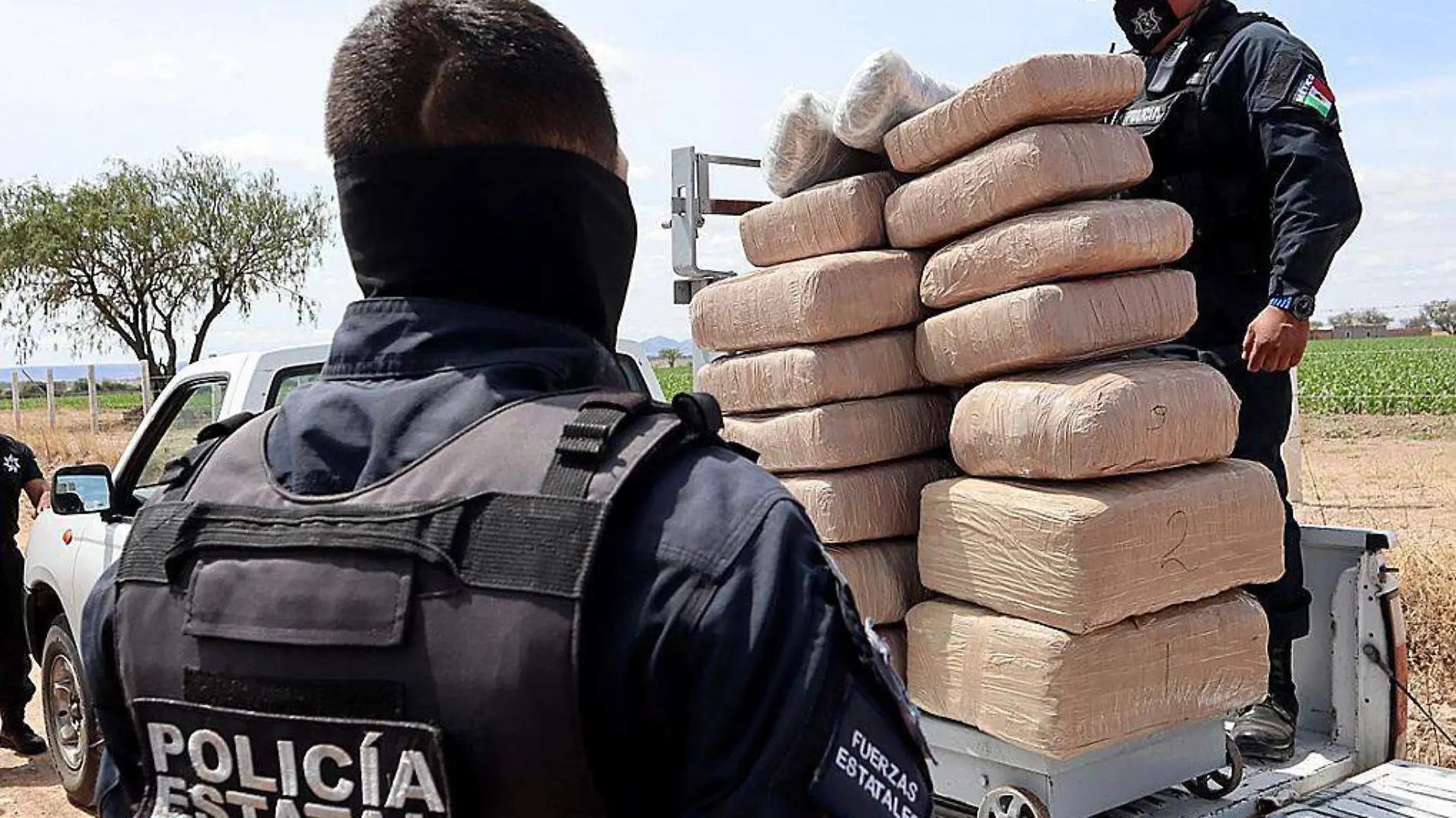 Elementos de la Policía Estatal en decomiso de droga